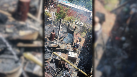 Se incendió la casa de un acumulador compulsivo de La Plata y las llamas alcanzaron a viviendas linderas