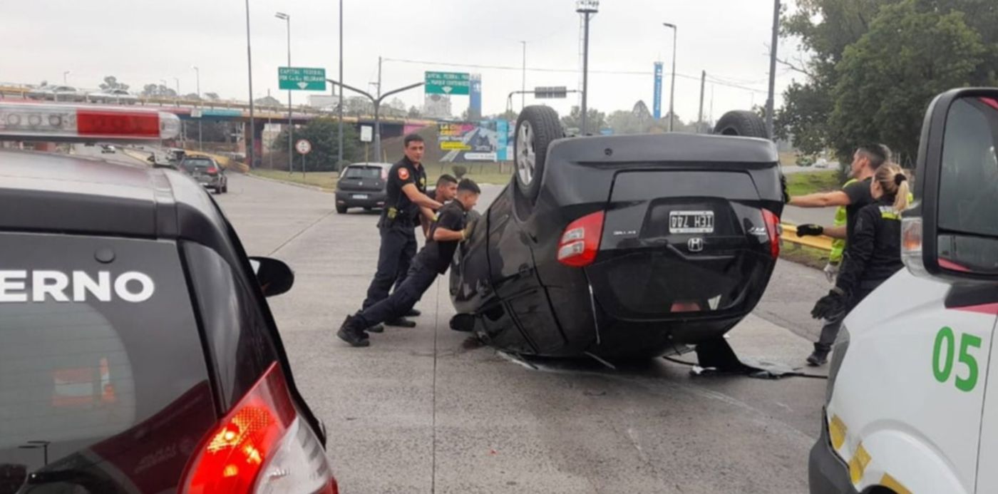 Choque y vuelco en el Centenario