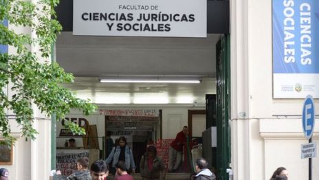 Estudiantes de la Facultad de Derecho reclamaron por un bochazo masivo, el docente contestó y generó polémica