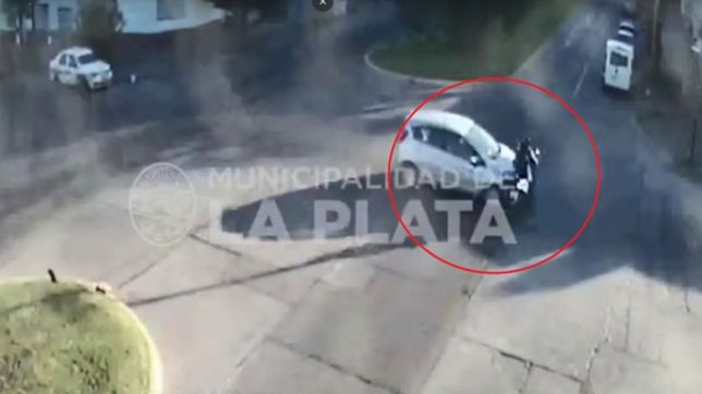 otro increible choque en la plata: un motociclista fue atropellado y termino en el asfalto