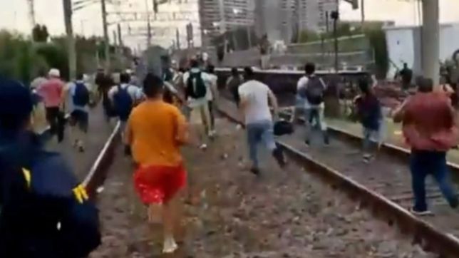 video: tension e incidentes entre pasajeros y manifestantes en el corte del tren roca