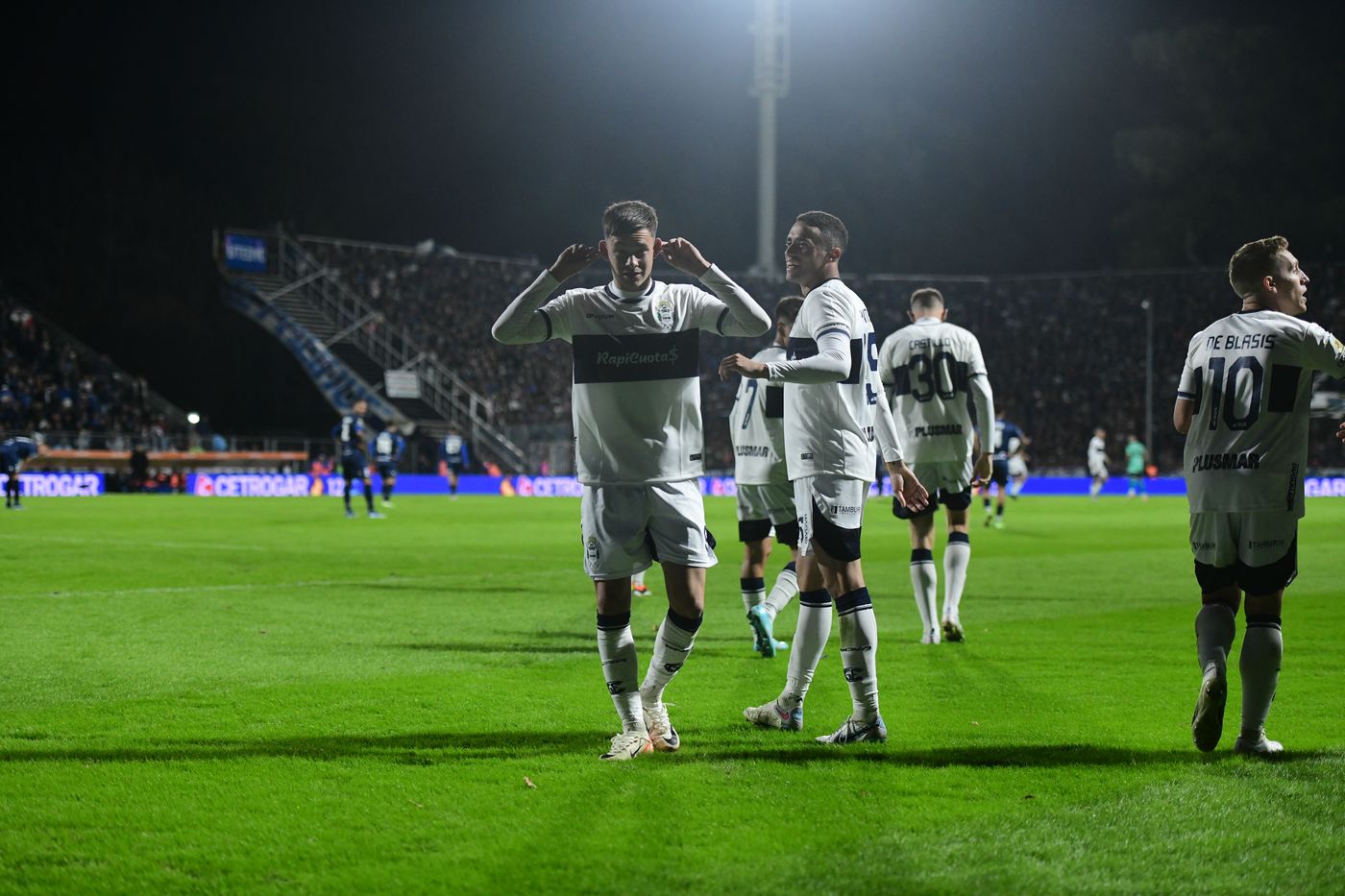 Gimnasia Vélez Abaldo gol.JPG