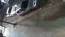 choco un auto estacionado en la plata, lo destrozo, se fugo y mas tarde volvio a dejar sus datos