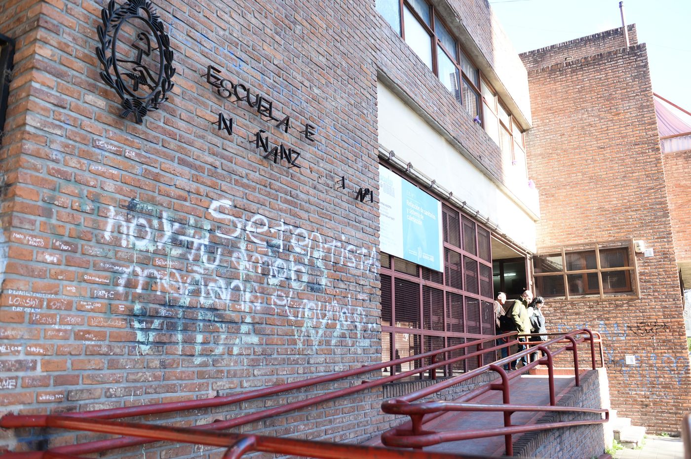 Este miércoles hubo reuniones de autoridades y padres de alumnos de la Escuela Manuel Belgrano de La Plata