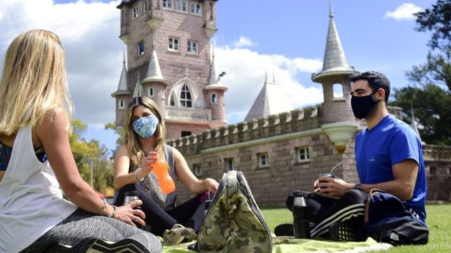 piden aumentar los cuidados y evitar contagios de covid en espacios publicos de la plata