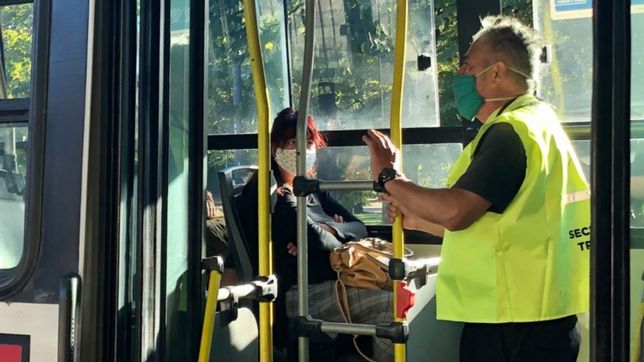 video: asi controlan los permisos y medidas sanitarias en los micros de la plata