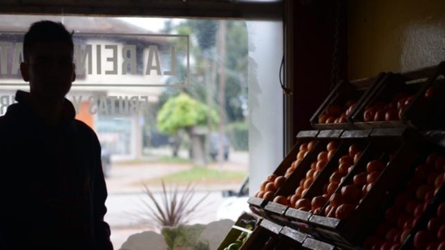 dos hombres y un generador recorren las calles en pleno apagon para ayudar a sus vecinos