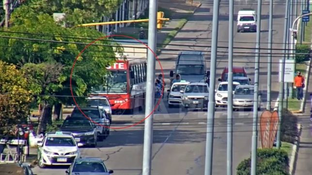 video: asi fue el choque entre un camion y un micro que termino con heridos en la plata