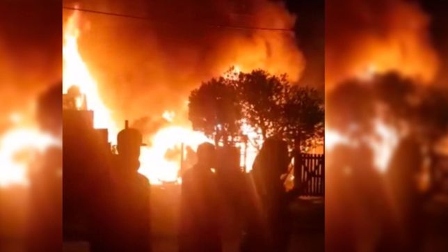 video: una familia quedo en la calle tras un impactante incendio en la plata