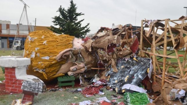 maderas tiradas, cartones mojados y alambres en el piso: asi quedo mi pobre angelito
