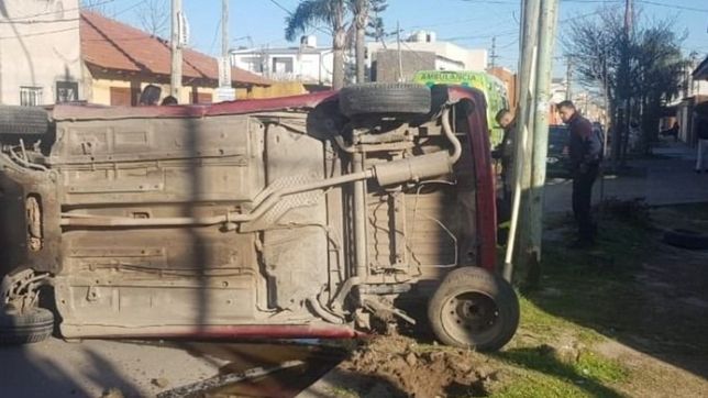 tremendo choque y vuelco: un nene de 7 anos y su papa terminaron en el hospital
