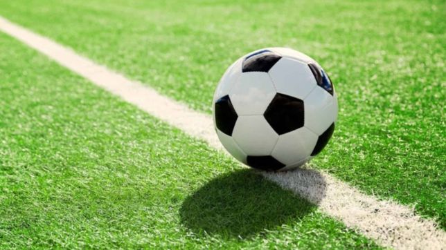 un hombre murio tras descomponerse mientas jugaba al futbol con sus amigos