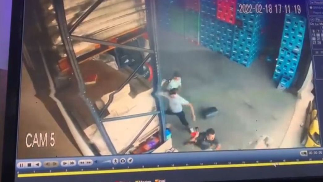 VIDEO: Trabajadores se defendieron a botellazos en una distribuidora de La Plata