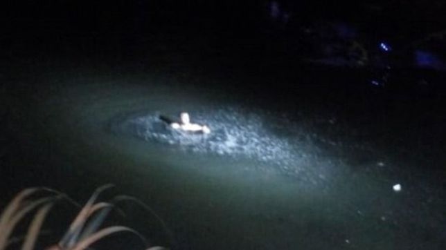 insolito: un joven se tiro a un canal de berisso e intento escapar nadando de la policia