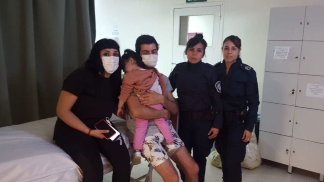 Dos mujeres policías le salvaron la vida a una beba que convulsionaba en plena calle
