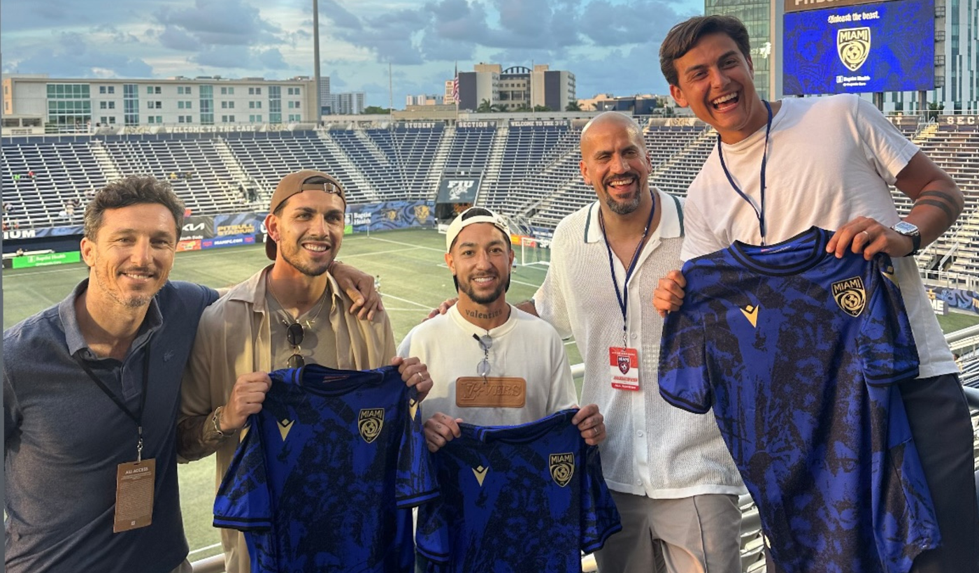 Verón junto a Dybala y Paredes.png