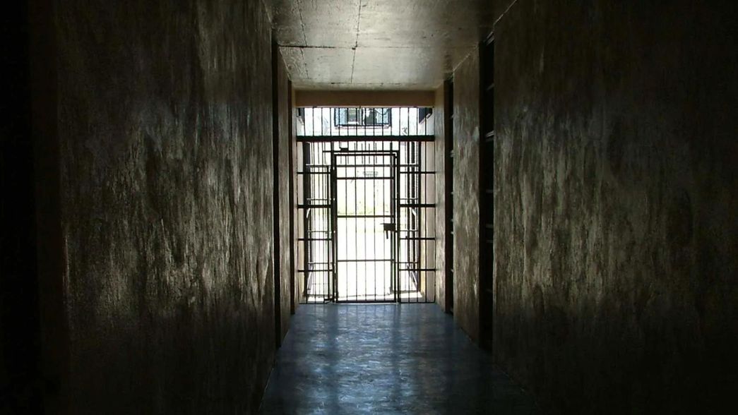 Se entregó en La Plata un penitenciario con 15 causas por abuso sexual y corrupción de menores