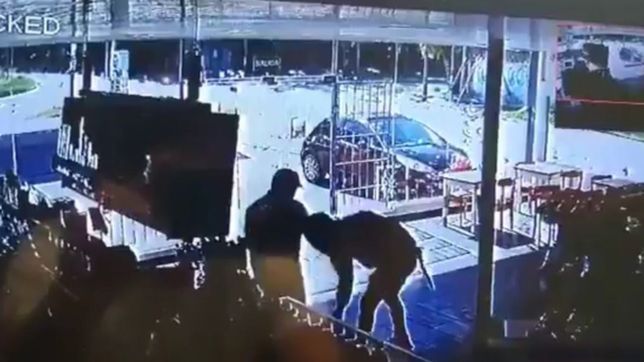 video: asalto una estacion de servicio de la plata armado con una cuchilla y se llevo mas de $30 mil