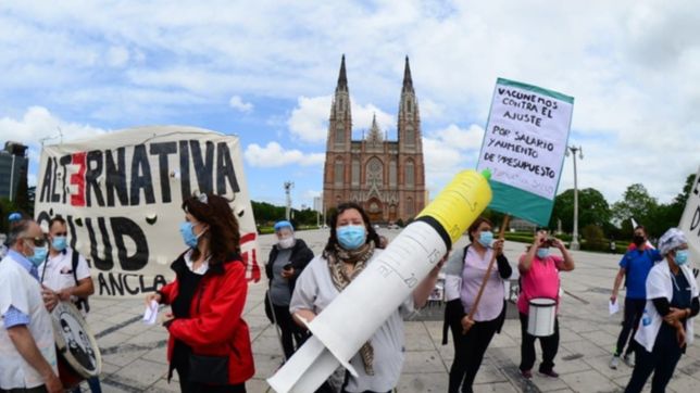 personal de salud y enfermeria se movilizo en la plata para pedir un aumento salarial