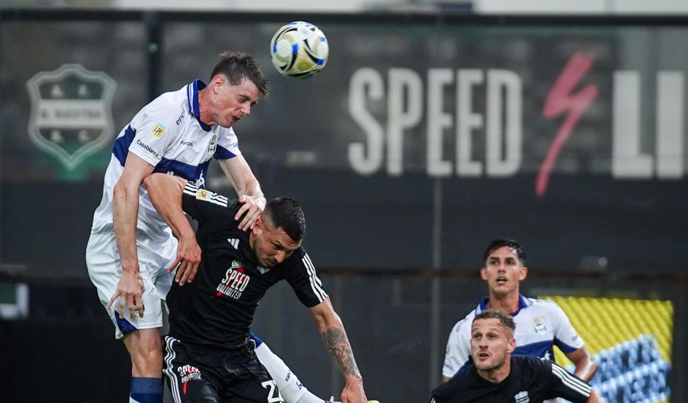 Germán Conti pelea la pelota para Gimnasia. Germán Conti pelea la pelota para Gimnasia.