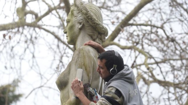la historia detras del grupo de platenses que sale a restaurar las estatuas de la plata