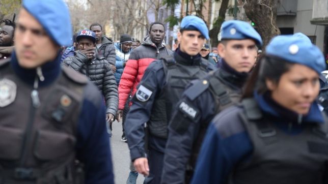 otra vez operativo contra los manteros: se llevaron toda la mercaderia pero no hay detenidos