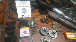hallan partes de motos y herramientas de corte en un minidesarmadero