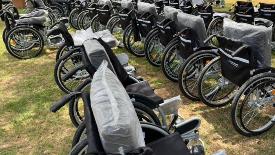 Fabiola Yáñez entregó 60 sillas de ruedas a personas con discapacidad