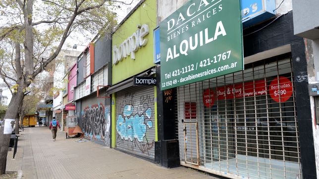 comerciantes de la plata estan en alerta por el cierre de locales y ventas por el suelo