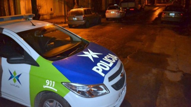 con un ariete, tiraron abajo la puerta de una casa y asaltaron a una familia de la plata