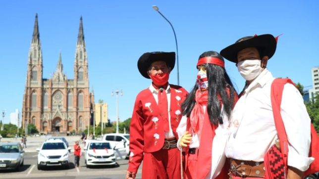 gauchito gil en la plata: peregrinacion desde la municipalidad y encuentro en el campito