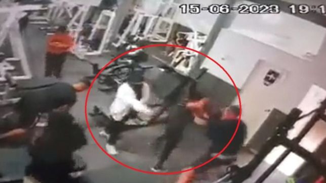una mujer entro a un gimnasio y efectuo once disparos contra un hombre