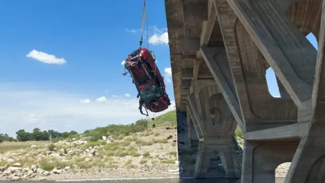 asi recuperaron la camioneta del empresario que cayo al agua en un dique de bahia blanca