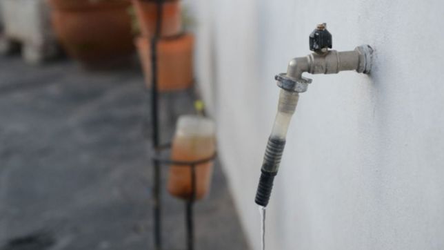 la advertencia de absa ante la posible falta de agua en la plata durante los dias de calor