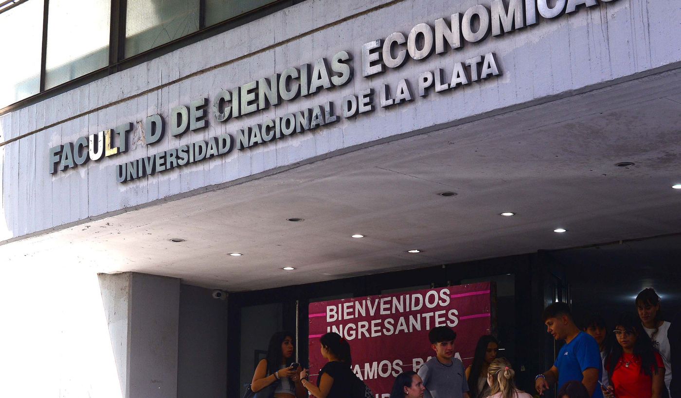 El hecho ocurrió durante la madrugada del martes en calle 6 entre 47 y 48, en la Facultad de Ciencias Económicas. El hecho ocurrió durante la madrugada del martes en calle 6 entre 47 y 48, en la Facultad de Ciencias Económicas.
