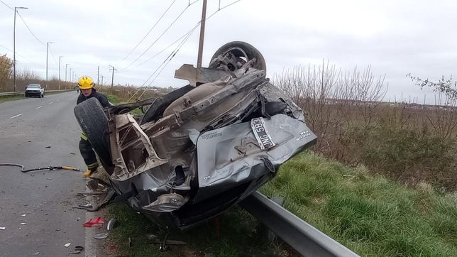 buscan por los campos de berisso a los ladrones que chocaron, volcaron y se dieron a la fuga