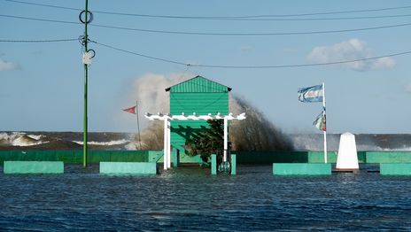 Alertan por una crecida del Río de la Plata que acercará el nivel a los 3 metros Alertan por una crecida del Río de la Plata que acercará el nivel a los 3 metros