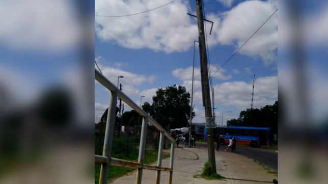 video: advierten por un poste de luz que esta a punto de caerse frente a la facultad de humanidades