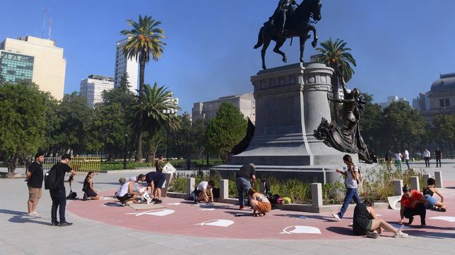 los panuelos de las madres de plaza de mayo volvieron a ser pintados en plaza san martin