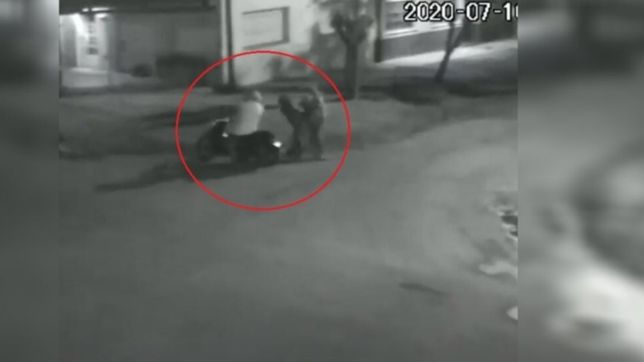 video: asi fue el salvaje ataque y robo de dos motochorros a una mujer en la plata
