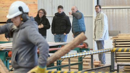 El BID desembarcó en la UNLP para visitar su fábrica de muebles y casas de madera