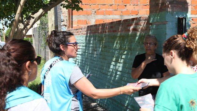 con tareas de descacharrado, la municipalidad de la plata continua con operativos de prevencion del dengue