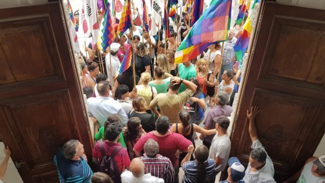protesta, reclamos y tension en el municipio de ensenada: eran de ciudades vecinas