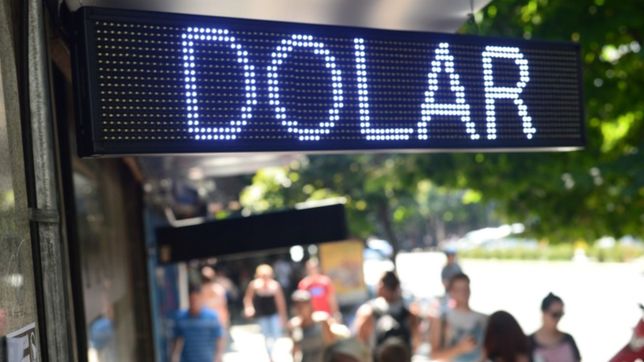 el dolar sigue escalando y se acerca al record