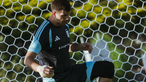 Dibu Martínez llevó tranquilidad a la Selección y se perfila para debutar ante Argelia