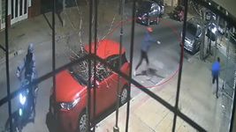 impactante intento de robo a un joven de la plata que logro escapar mientras le apuntaban con un arma impactante intento de robo a un joven de la plata que logro escapar mientras le apuntaban con un arma