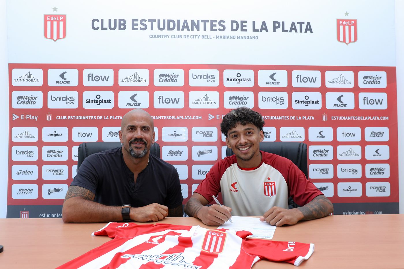 Cristian Medina firmó contrato con Estudiantes pero, aún así, no fue citado para el debut Cristian Medina firmó contrato con Estudiantes pero, aún así, no fue citado para el debut