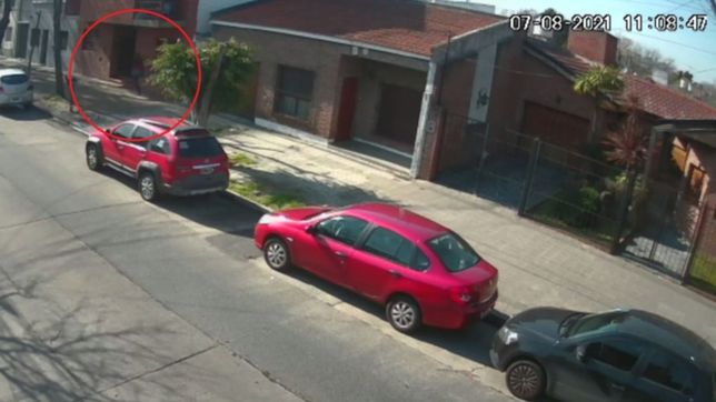 a plena luz del dia, asalto a una familia platense frente a su casa y huyo con su auto