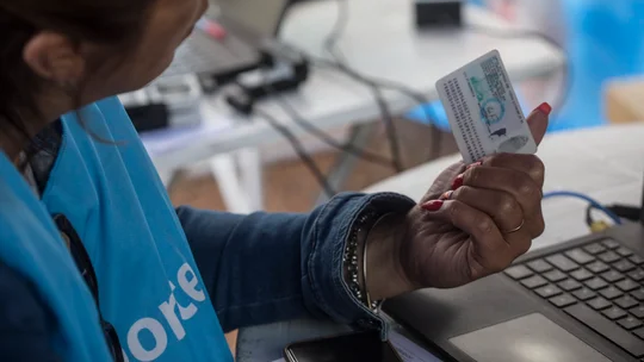 aumentan el costo de renovar el dni y el pasaporte y el valor de otros tramites nacionales