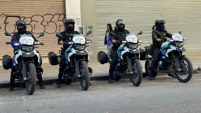 tras una persecucion, detuvieron a un agente penitenciario que iba en una moto sin papeles